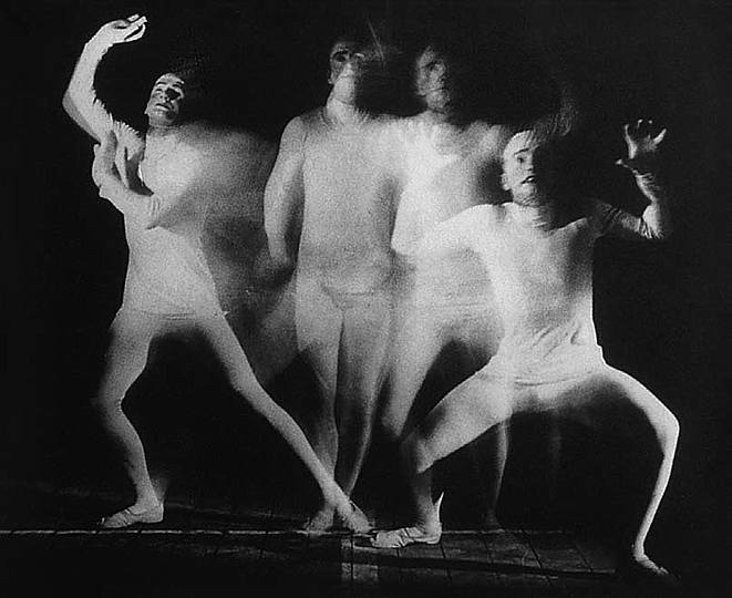 Bauhaus: Theatre Design: Oskar Schlemmer / Stage workshop, Different sequences of a dramatic gesture, 1927, dancer: Werner Siedhoff, photograph (exposed several times): Erich Consemüller