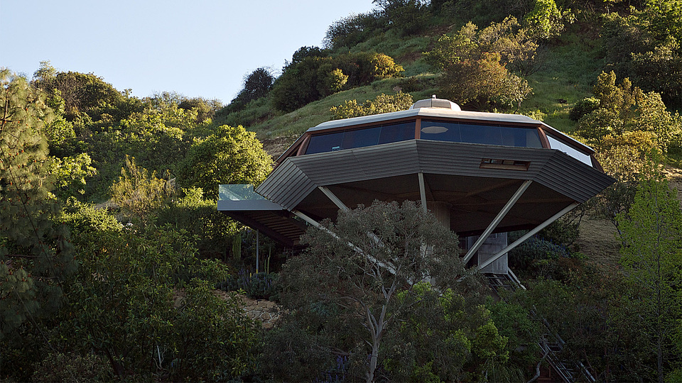 John Lautner: As with many of Lautner’s buildings, the landscape of the site inspired the final design, particularly the steep, nearly 45-degree slope that was considered unbuildable. Instead of building retaining walls out from the slope to support the structure, Lautner’s design hovers over the
untouched landscape, supported by a 30-foot-tall reinforced concrete column. An octagon-shaped building sits on top of the column, with a roof constructed as if it were the keel and ribs of a ship. These elements create an interior that is open and free from obstructed views of the landscape and beyond.