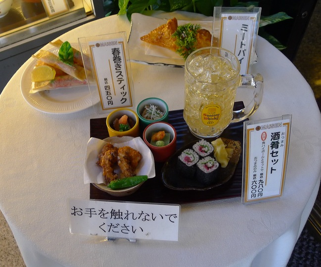 A day in Tokyo: a beer and a snack, all made in plastic