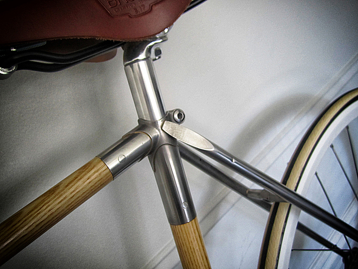 Ateliers Guyon: Vélo sur mesure dont le cadre en alliage chromé a été travaillé avec des insertions de bois.
