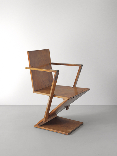 18 classic chairs: Zigzag chair with art rests by Gerrit Rietvelt, 1932.