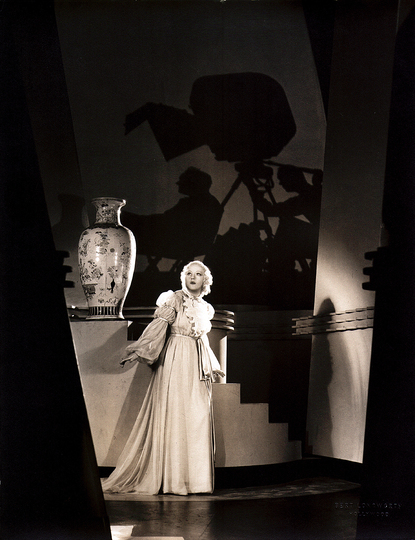 Paris Photo 2013: Bert Longworth, Le cinéma, ombre et lumière (avec Marion Davies), 1930, 1930 Tirage argentique d'époque. Timbre sec du photographe en bas à droite. Bert longworth - Courtesy Galerie Obsis , Exhibitor : OBSIS.
