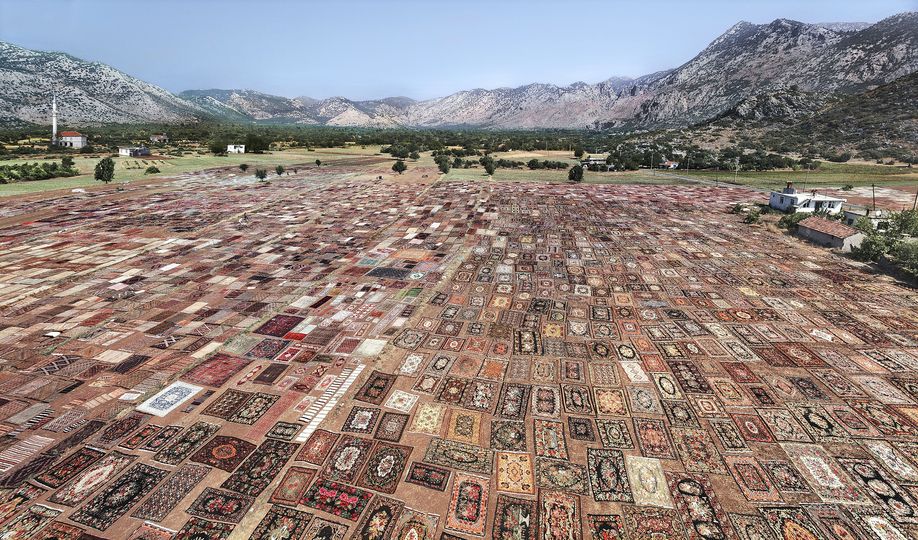 Who the f*** is Halil Altindere?: Carpet Land, 2012, C-Print, 100 x 170 cm, Courtesy the artist und Pilot, Istanbul.