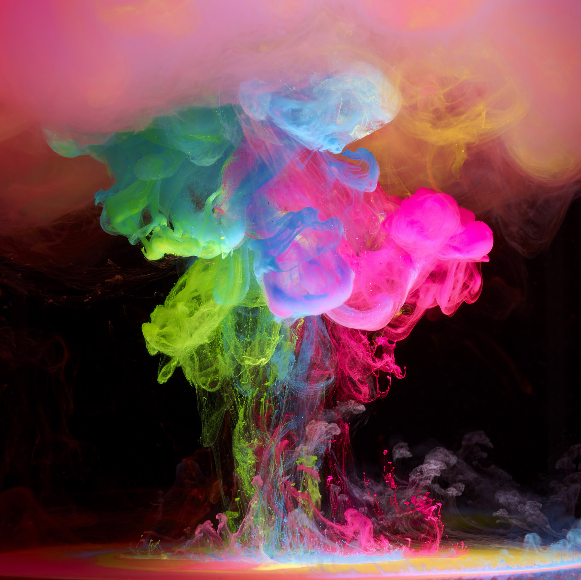 Краска без воды. Яркие краски. Красивые краски. Разноцветный дым. Взрыв красок.