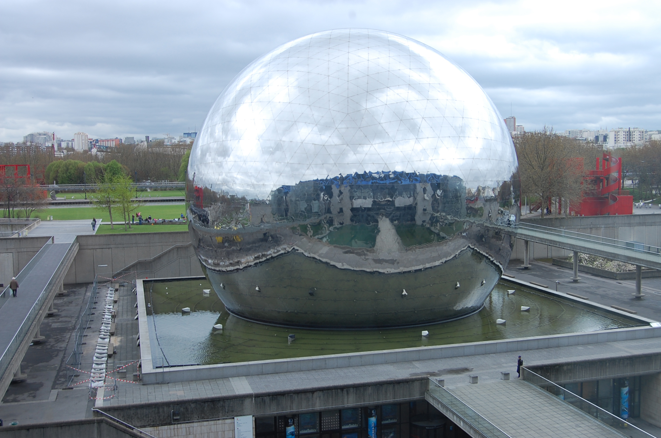Музей шаров в москве 2024. Парк ла Виллет в Париже. Культурный центр ла Виллет в Париже.