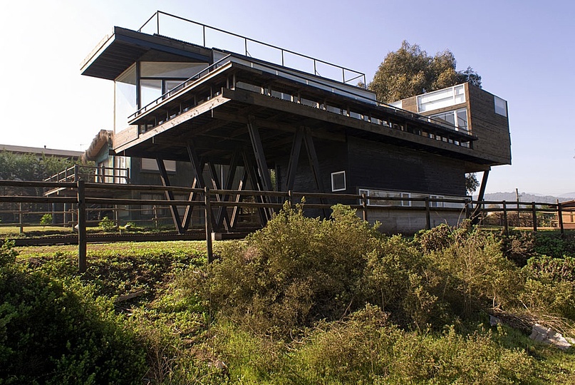 A house at the beach: Cerro Tacna by Max Núñez: 