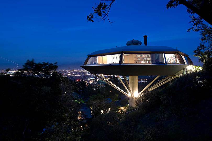 John Lautner: The Chemosphere—whose name is tied to a corporate sponsorship that helped fund its construction—is an icon of Mid-Century Modern residential architecture. It was featured in the film “Body Double” (1984) and inspired the home of the villain in the film remake of “Charlie’s Angels” (2000). The residence was originally built for Leonard Malin, an aerospace engineer.