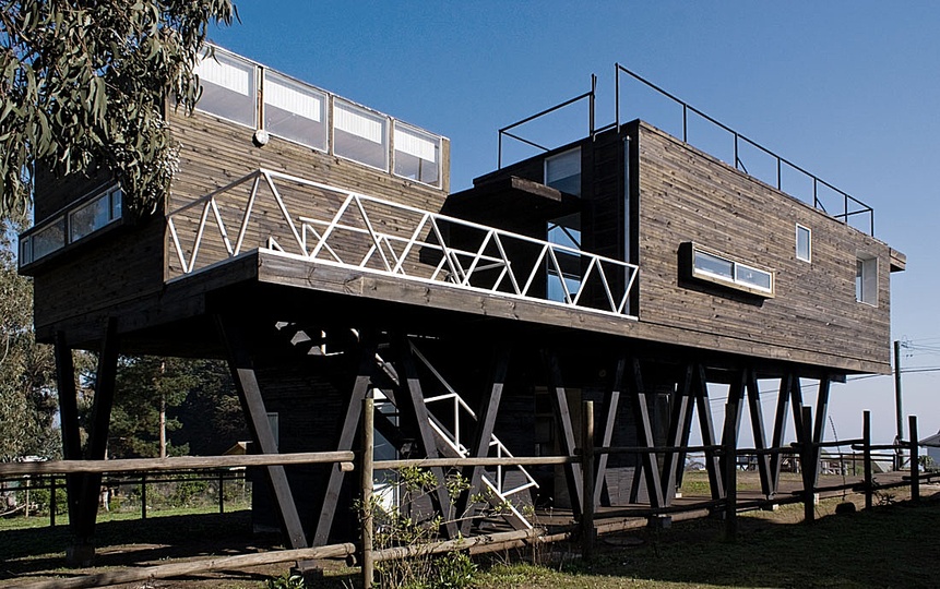 A house at the beach: Cerro Tacna by Max Núñez: 