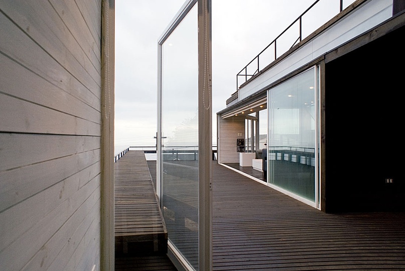 A house at the beach: Cerro Tacna by Max Núñez: 