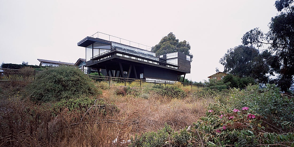 A house at the beach: Cerro Tacna by Max Núñez: 