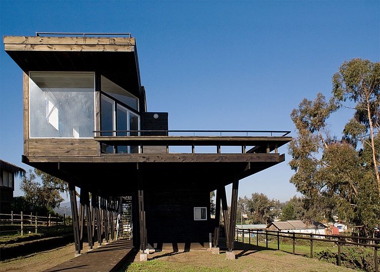 A house at the beach: Cerro Tacna by Max Núñez: 