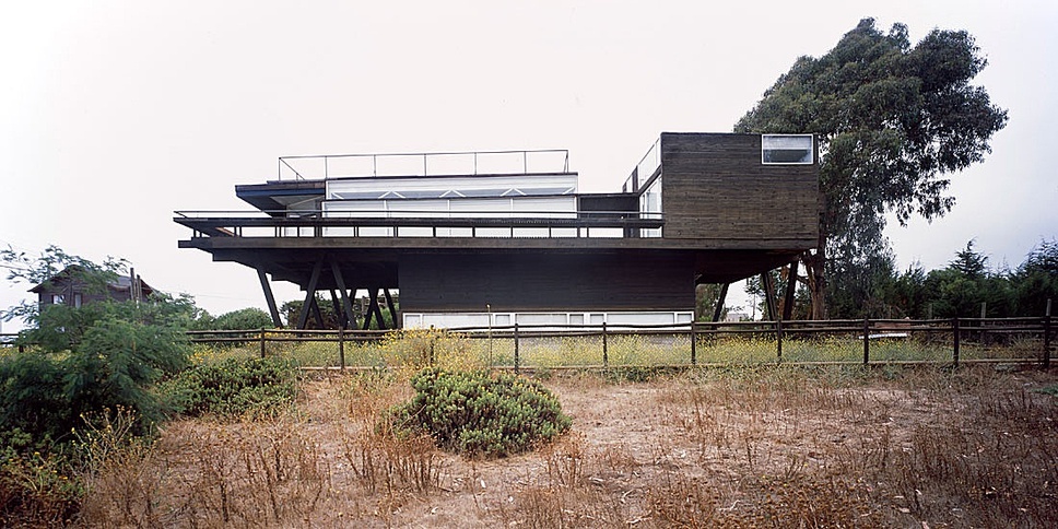 A house at the beach: Cerro Tacna by Max Núñez: 