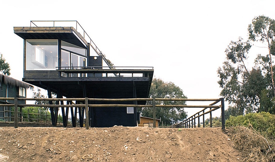 A house at the beach: Cerro Tacna by Max Núñez: 