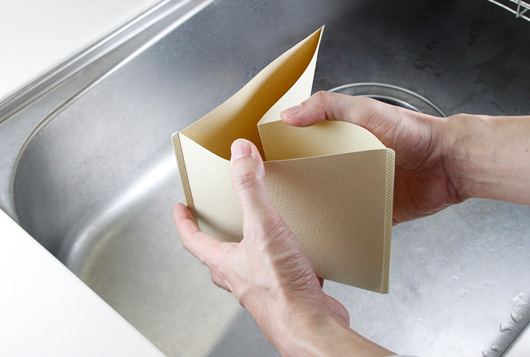 Muji Award 04: A little happiness in a shape: Paper Sink Tidy  by Kentaro Ito／Rumie Ito (JAPAN)
A sink-corner basket for kitchen refuse can be unsanitary by getting moldy. Having a triangle-shaped garbage bag made of draining paper allows you to just throw it away when finishing kitchen work. You can place this sink-corner basket only when you use it, so your kitchen is always kept simple and clean. This item is also environmentally friendly because it is made of kenaf, which grows fast and has a high absorption of carbon dioxide, and bamboo pulp.