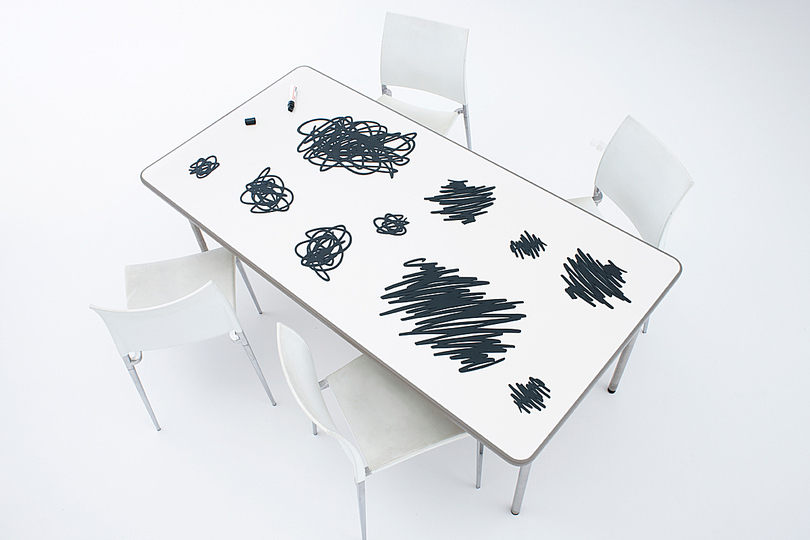 Yoy Tokyo: Table mats like scribbles.