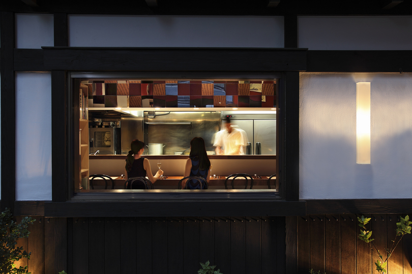 Designing a 56 sqm bistro in Tokyo: One day in April, I received a phone call from a friend I had often spent time with back in Paris, from whom I had not heard in a while.
We spent a short while catching up—