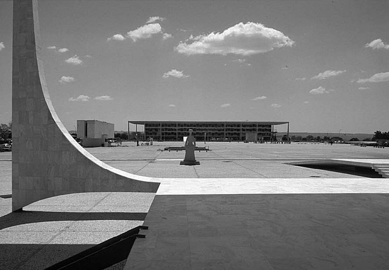 Brazil Modernism: ￼Lúcio Costa/ Oscar Niemeyer, Praça dos Tres