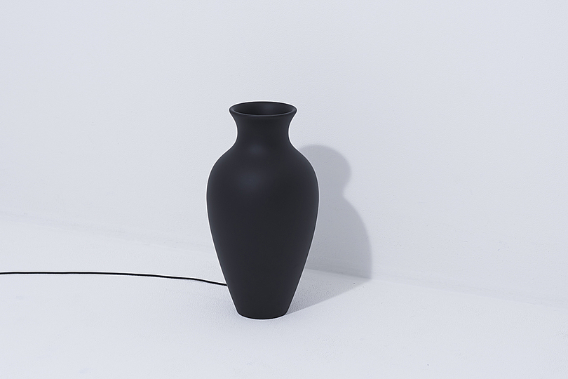 LIGHT and SHADOW: A vase whose shadow turns into light. 
スイッチをいれると影が光る花瓶型の照明。それは、光と影が逆転した不思議な光景をつくりだす。床と壁面に影の形が投影されるよう、背面に影の形のくり抜きをつくりLEDを組み込んだ。サイズは、大小2種類を制作