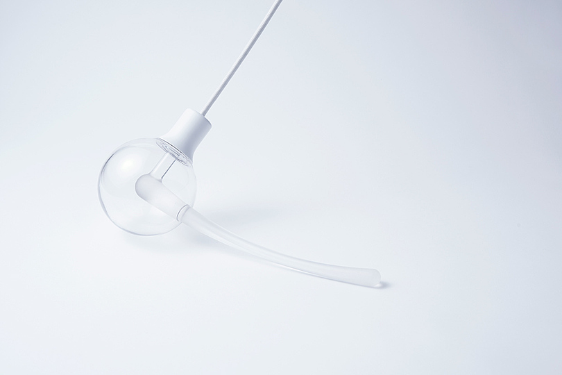 LIGHT and SHADOW: A pendant light that looks as if it were swinging.  
揺れているように見えるペンダントライト。視点を変えると、時間が止まっているようにも感じる。光源にLEDを使い、アクリルによる光ファイバーのしくみで光の軌跡を表現した。揺れ幅の異なる３種類を制作。