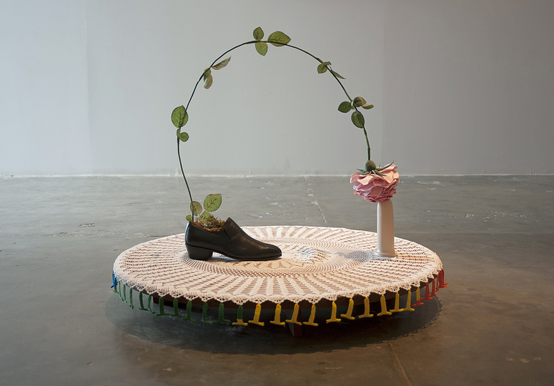 Just Before Paradise: NILBAR GÜRES,
Rose of Sapatão, 2014,
Wire, modelling clay, single 41 nr. male shoe, ceramic object, a pedestal, lacework Courtesy the Artist, Rampa (Istanbul) and Galerie Martin Janda (Vienna)
Photo Chroma Istanbul – Marco Gorgatti