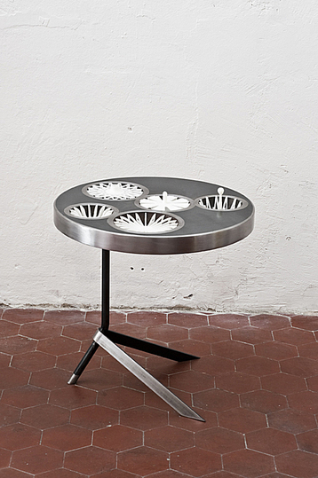 Analog Digital: Occasional table: Designer > Andrea Gianni.
Artisan > Mario Fusaro.