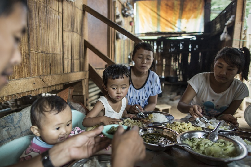 Food Architecture: WFP (World Food Programme) - The Family Meal:
The Family Meal è un progetto fotografico realizzato dal Programma Alimentare Mondiale (WFP) e il Dipartimento di Aiuti Umanitari e protezione civile della Commissione Europea (ECHO) con foto di Chris Terry scattate in Ciad, Birmania, Ecuador, Niger e Giordania, visitando le famiglie assistite dal WFP con il sostegno di ECHO, su un tema: cosa significa un pasto in famiglia?