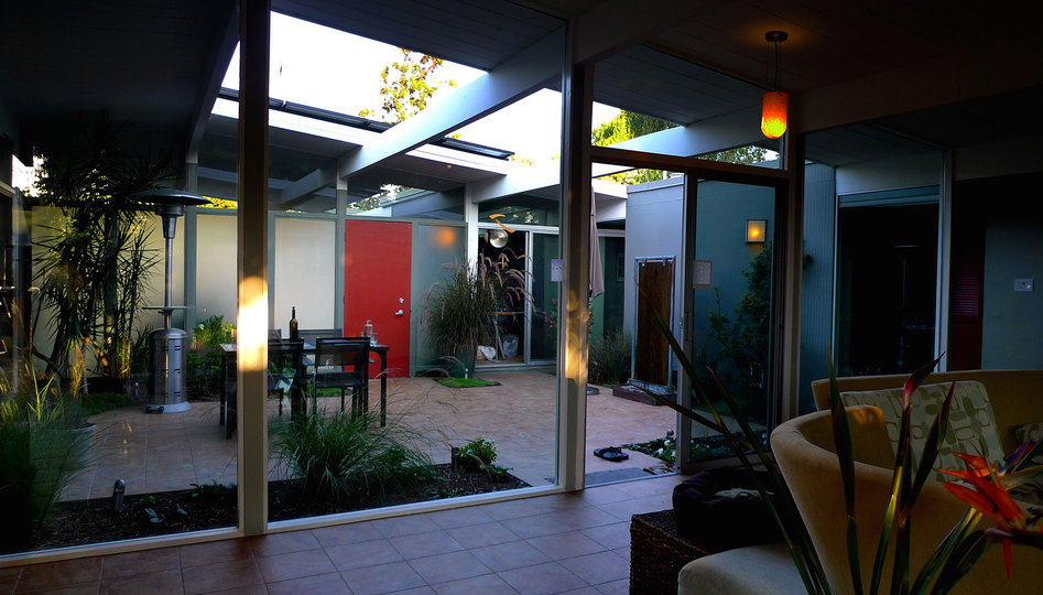 Bring the outside in: The houses of Joseph Eichler: 