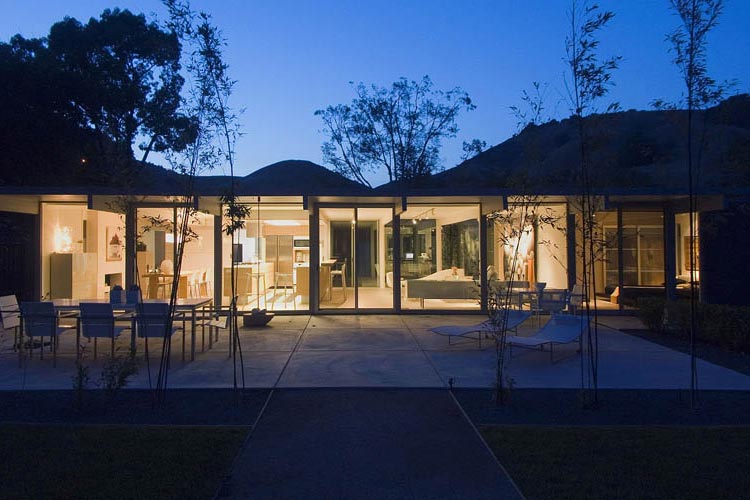 Bring the outside in: The houses of Joseph Eichler: 