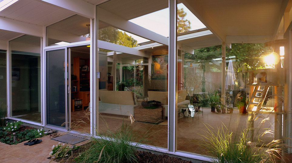 Bring the outside in: The houses of Joseph Eichler: 