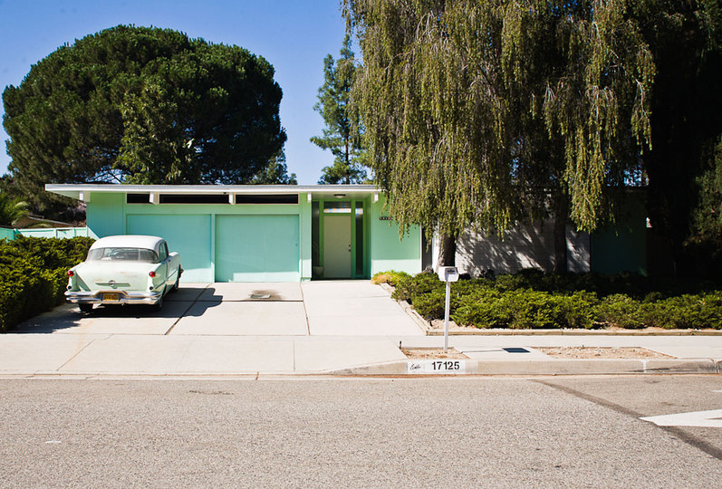 Bring the outside in: The houses of Joseph Eichler: 