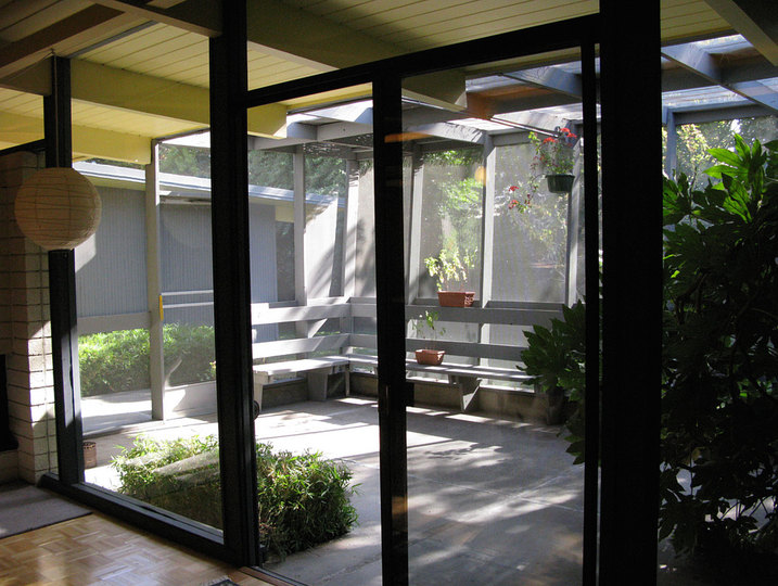 Bring the outside in: The houses of Joseph Eichler: 