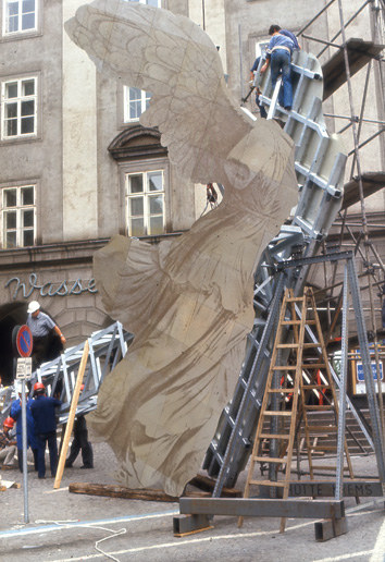 Postmodern Wunderkammer: Dismantling of the Nike in Linz, 1979 © Photo: Josef Pausch, Archiv Haus-Rucker-Co.