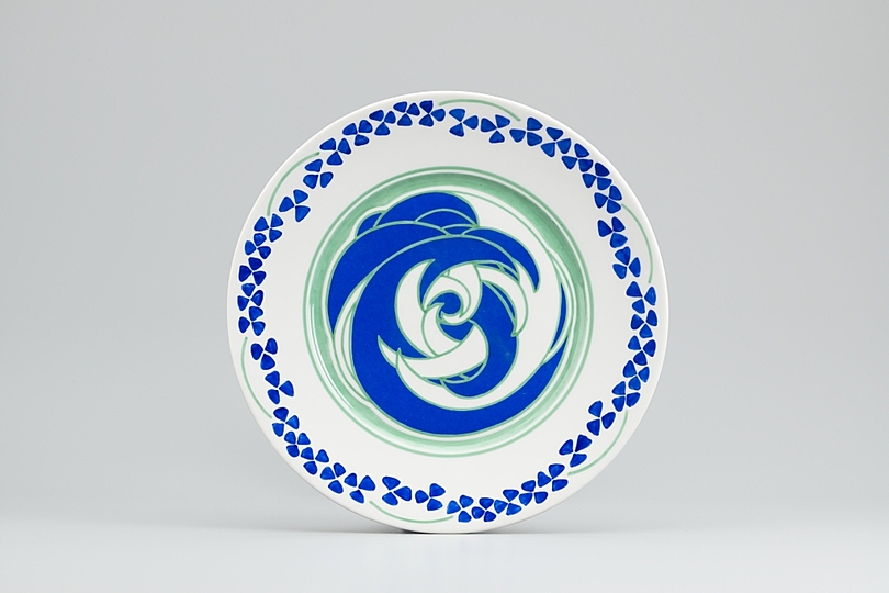 Hans Christiansen´s Jugendstil: Dessert plate with blue and green leaf decorations, 1901, Private collection  Photo: Gregor Schuster.