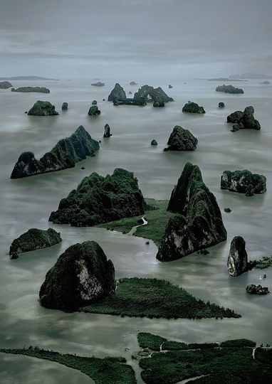 Landscape in my Mind: Andreas Gursky, James Bond Island II, 2007, C-Print, 307 x 223,3 cm. Andreas Gursky © Andreas Gursky / VG Bild-Kunst, Bonn und Bildrecht, Wien, 2014. Photo: Courtesy Sprüth Magers Berlin London