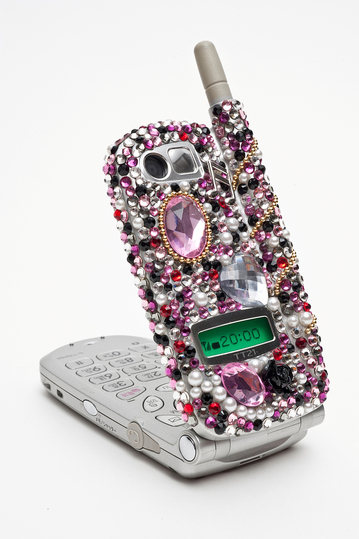 Good Taste? Bad Taste?: Mobile Telephone decorated with Gemstones, design by Moeko Ishida, Deco Loco, 2009, Sammlung Werkbundarchiv – Museum der Dinge, Berlin.