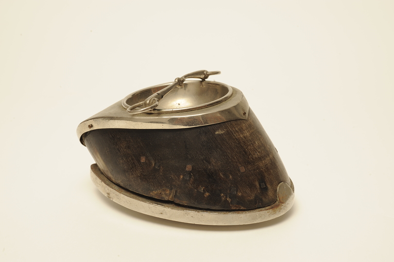 Good Taste? Bad Taste?: Ashtray made from a Horse Toe, Sammlung Werkbundarchiv – Museum der Dinge, Berlin.