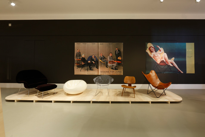 Playboy Architecture: The exhibition view with chairs in display at the DAM © Uwe Dettmar.