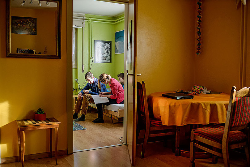 Waiting for the deal: Eddy Mottaz, La famille (Series), Le Temps. © Eddy Mottaz, Swiss Press Photo.