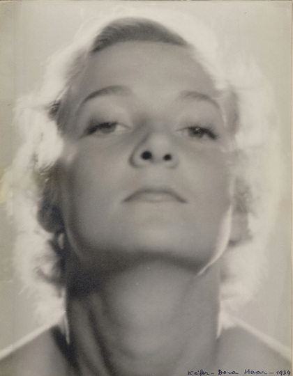 Paris Photo 2013: Dora Maar, Portrait de femme en contre plongée, 1934 photographie, tirage d'époque, galerie michèle chomette, Paris, Exhibitor : MICHELE CHOMETTE.
