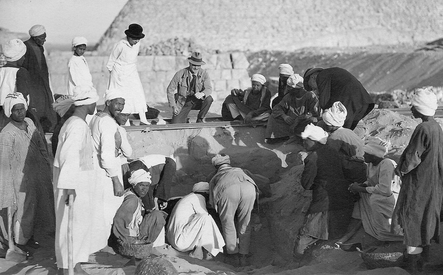 Postcards from Egypt 1912: Hermann Junker overlooking an Exploration Site in Giza, 1912 Originalabzug: Private Collection. Erich Winter, Gusterath © Erich Winter.