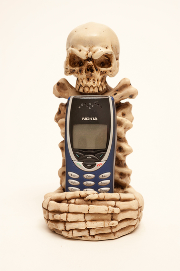 Good Taste? Bad Taste?: Mobile Telephone Holder sold at Agora Gifthouse AB, Sweden, 2009, Sammlung Werkbundarchiv – Museum der Dinge, Berlin.