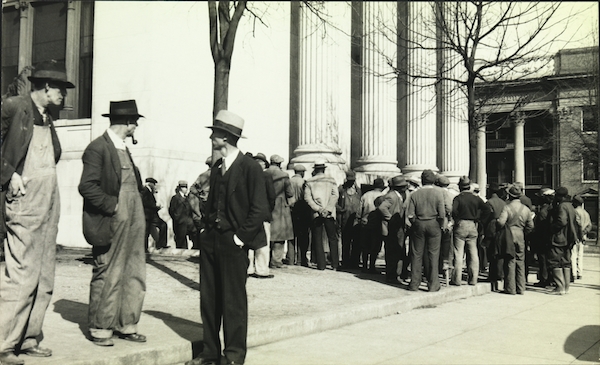 Walker Evans. A Life’s Work: Crowd In Public Square, 1930s, 143 x 248 mm. Lunn Gallery Stamp (1975) © Walker Evans Archive, The Metropolitan Museum of Art