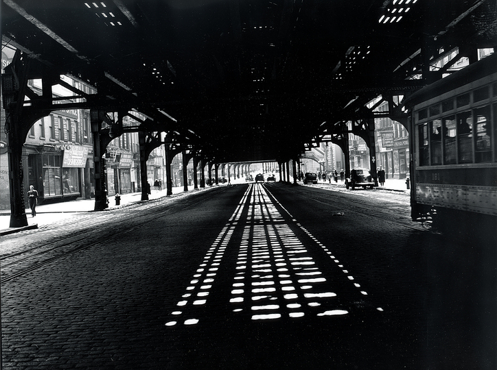 Weegee The Situation Photographer: Under the Highway, Bowery, o.J. © Weegee/ Institut für Kulturaustausch, Tübingen 2013. 