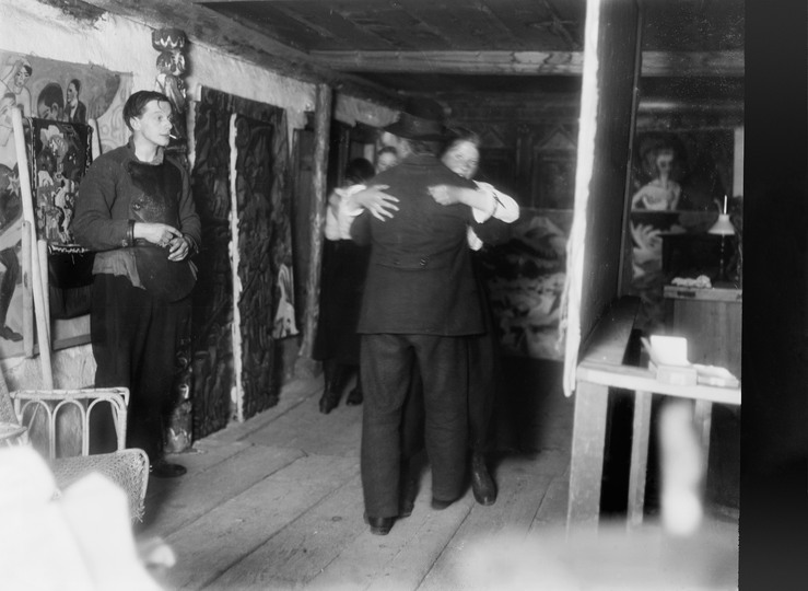Ernst Ludwig Kirchner - Master of Color: Folk dancing on the upper floor of the house »In den Lärchen«, with self-portrait on left, 1919/20, New print from glass negative, 18 × 24 cm,

© Kirchner Museum Davos, Gift from the Ernst Ludwig Kirchner Bequest, 2001