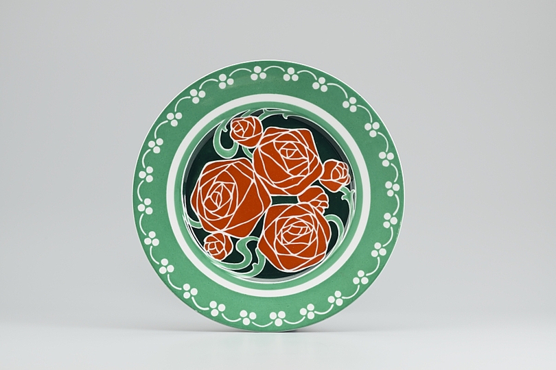 Hans Christiansen´s Jugendstil: Decorated plate with rose decorations, 1900/1901, Private collection Photo: Gregor Schuster.