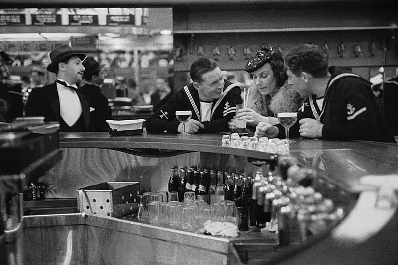 Iconic Photos from the Getty Images gallery: Hello Sweetheart

18th November 1939: British sailors talk to a woman in a New York bar (Photo by Kurt Hutton/Picture Post/Getty Images)

Not to be licensed for wall decor or fine art prints without prior approval.

Kurt Hutton