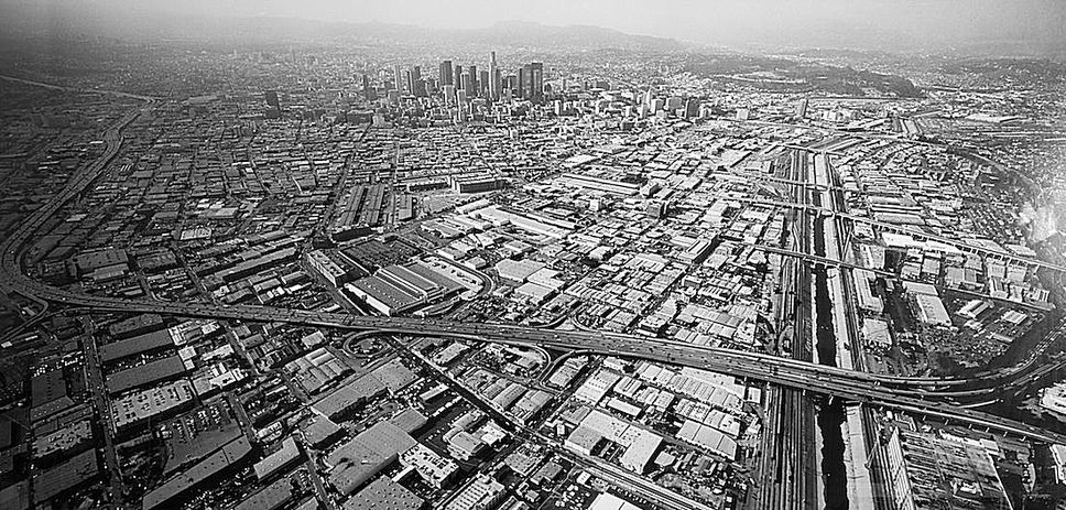 Landscape in my Mind: Balthasar Burkhard, Stadt – L.A., 1999, black & white photography, 135 x 275 cm. Edition: 1/3 © Estate of Balthasar Burkhard 2014 Photo: Sammlung HypoVereinsbank, UniCredit Group