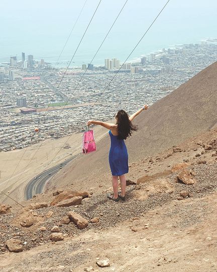 Landscape in my Mind: Jordi Colomer, En la Pampa (The Pink Bag), 2008, Colour light Jet-Print on silver paper, 140 x 115 cm Auflage: 2/7 + 3 AP. Sammlung HypoVereinsbank, UniCredit Group © VG Bild-Kunst, Bonn und Bildrecht, Wien, 2014 Photo: Sammlung HypoVereinsbank, UniCredit Group