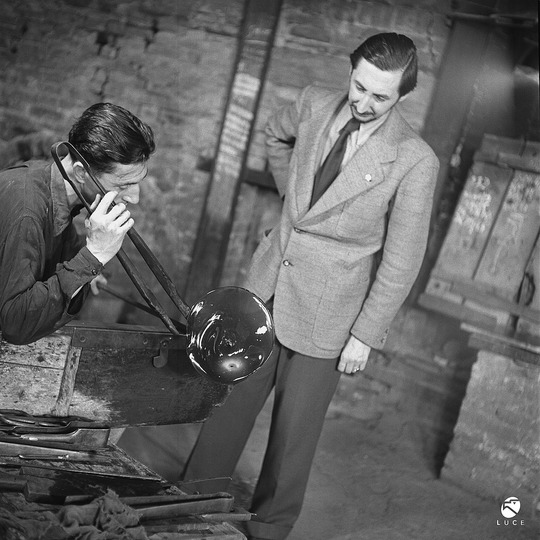 Carlo Scarpa for Venini: Carlo Scarpa (on right) with glassmaker Arturo Biasutto in the Venini factory, Murano 1943. Archivio Storico Luce