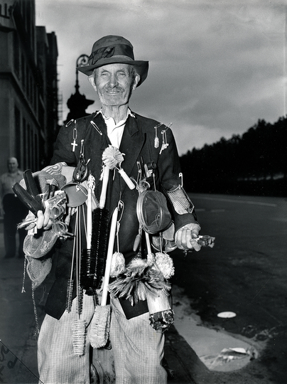 Weegee The Situation Photographer: Street Vendor © Weegee/ Institut für Kulturaustausch, Tübingen 2013.